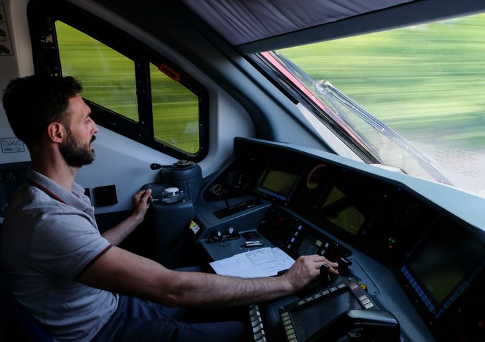 Trenord assume: da lunedì 11 settembre alle ore 15, aperte le candidature per futuri macchinisti