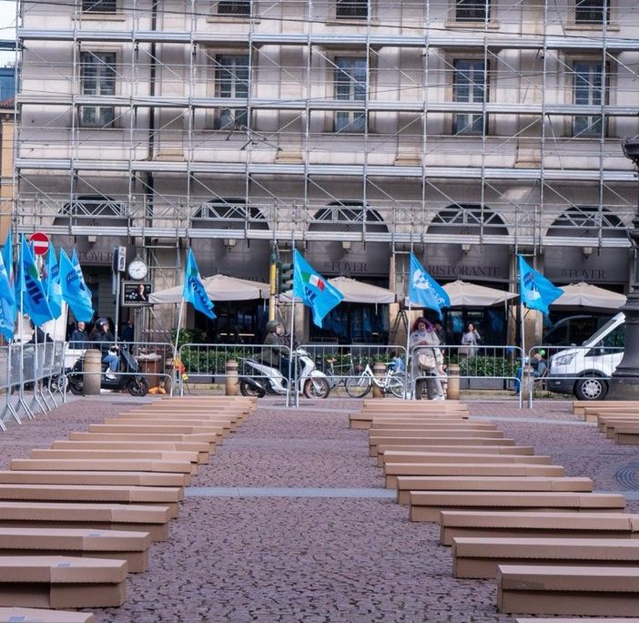 Le bare in piazza della Scala a Milano