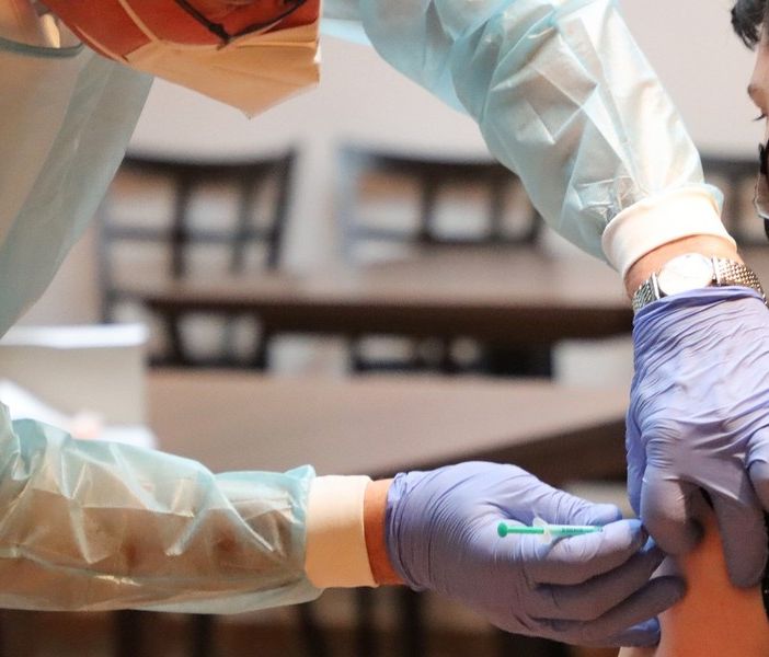 Da oggi in Lombardia è possibile spostare il richiamo del vaccino anti-Covid: ecco come fare