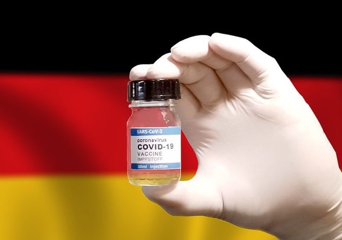 Cgil, Cisl e Uil Lombardia: «Bene l'avvio del piano vaccini nelle scuole, ma va allargato al personale di tutti i servizi essenziali»