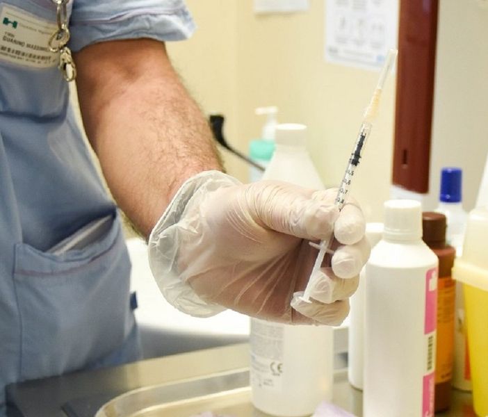 Terza dose anti Covid, da oggi in Lombardia prenotazioni anche per gli operatori sanitari
