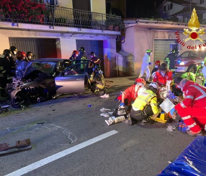 Una delle foto del terribile incidente di ieri notte nel Comasco (vigili del fuoco di Dongo)