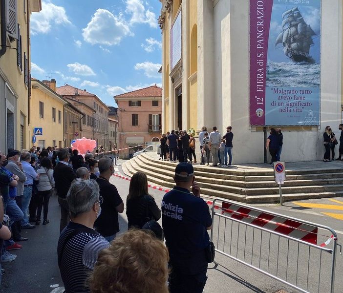 Mottarone, Monsignor Vegezzi nell'omelia del funerale a Vedano: «Quanto può far male l'egoismo degli uomini»