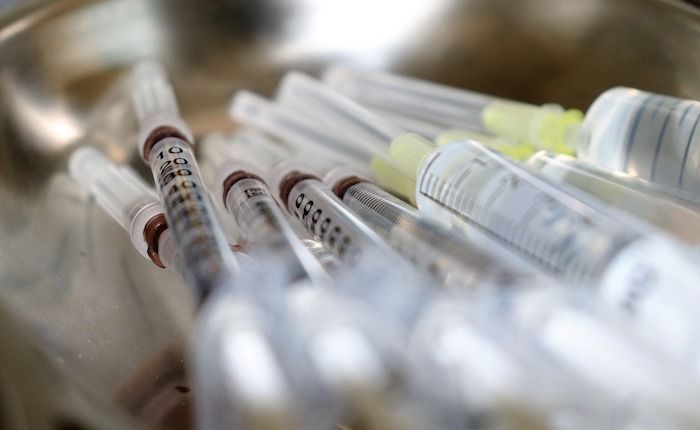 Vaccinazioni, domani al via le prenotazioni per la terza dose a over 60 e persone con elevata fragilità