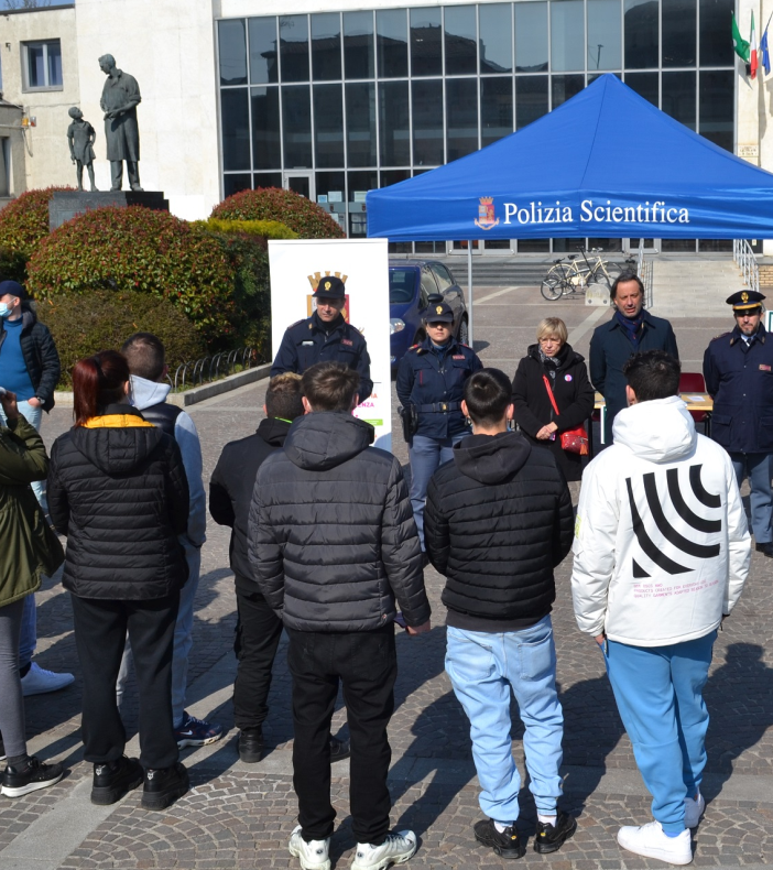 Vigevano: gazebo del commissariato di polizia contro la violenza di genere