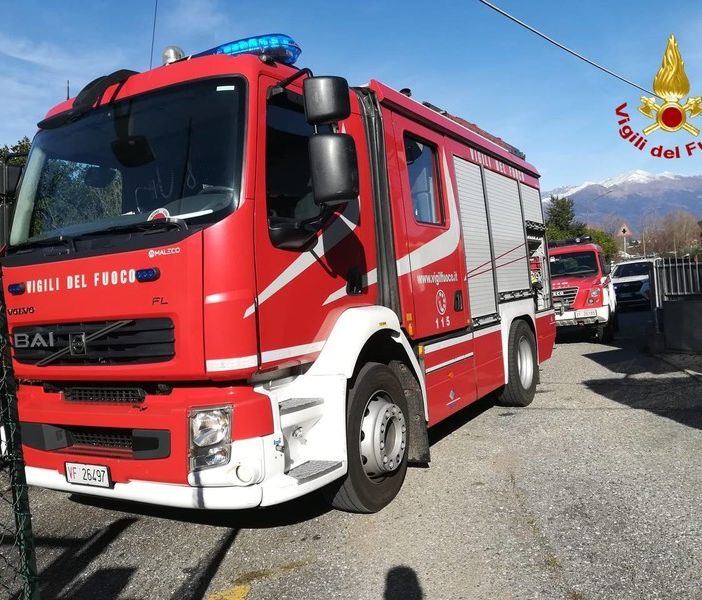 Colpito da pannelli di legno caduti da un edificio al nono piano a causa del vento: grave un 29enne a Cinisello Balsamo