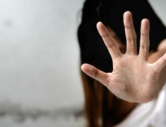 Novara, prende a bastonate la compagna incinta