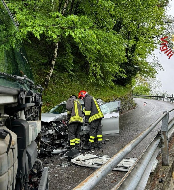FOTO. Auto si schianta contro il carro attrezzi: paura nel Comasco