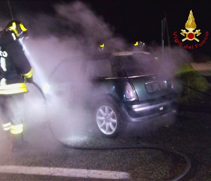 Palestro, dopo l'incidente l'auto prende fuoco: momenti di paura nella serata di venerdì