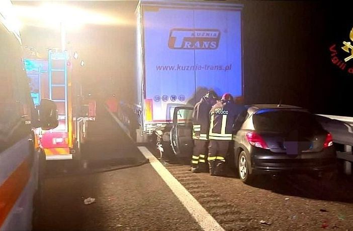 Bloccati nell'auto finita contro un camion
