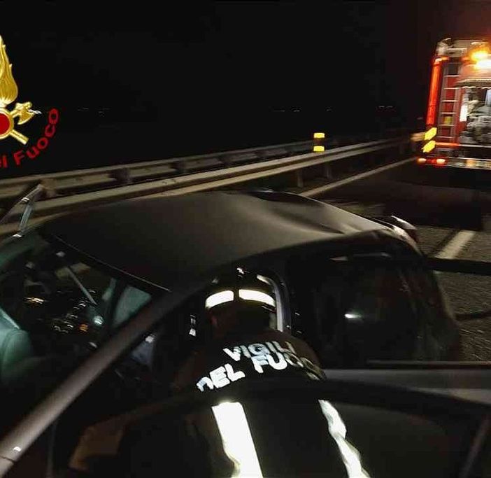 Schianto tra auto e camion sull'A26, un morto e un ferito grave