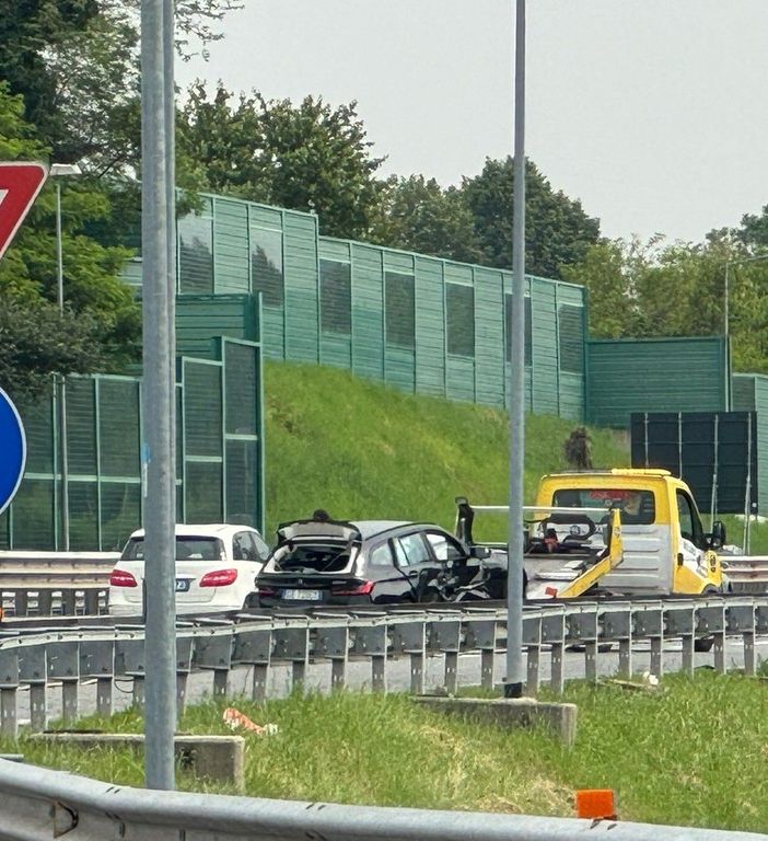 FOTO - Incidente davanti all'autogrill, caos in A8 nel primo pomeriggio di oggi