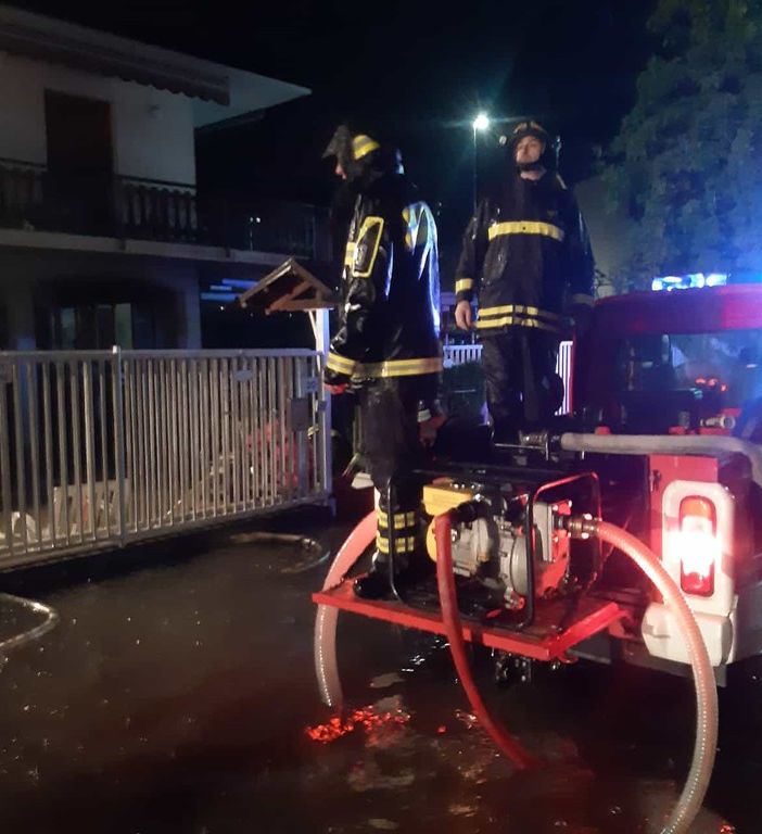 Un diluvio su mezza Lombardia: oltre cento interventi dei vigili del fuoco ancora in corso