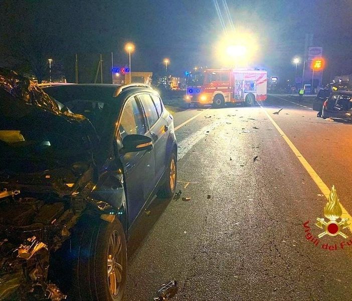 Vercelli: scontro tra due auto, una donna in ospedale e disagi al traffico