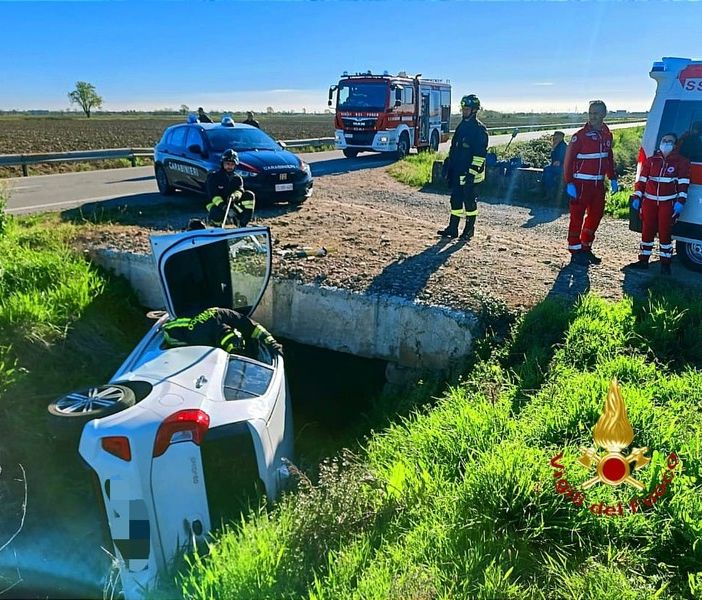 Vercelli: scontro con un mezzo agricolo, auto finisce un canale