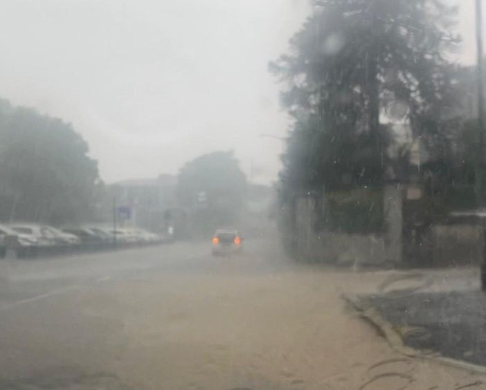 Fiumi d’acqua in via Sanvito oggi pomeriggio a Varese