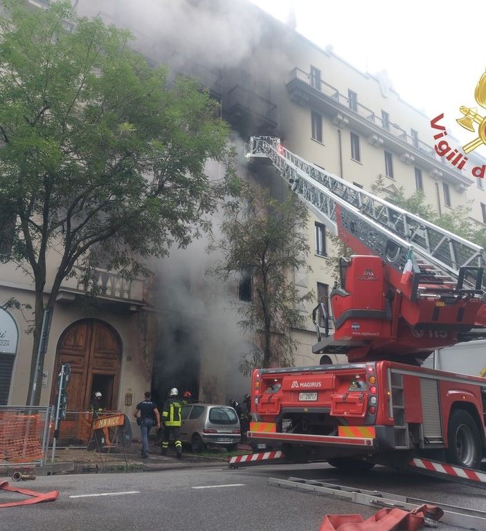 FOTO e VIDEO. Incendio in un condominio di Milano: tre morti e tre feriti