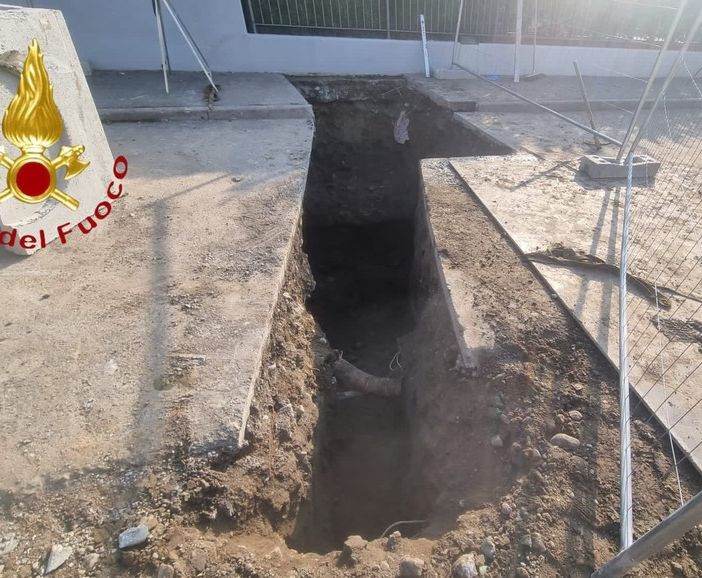 Dramma in cantiere nel Comasco: cede scavo, operaio muore sepolto