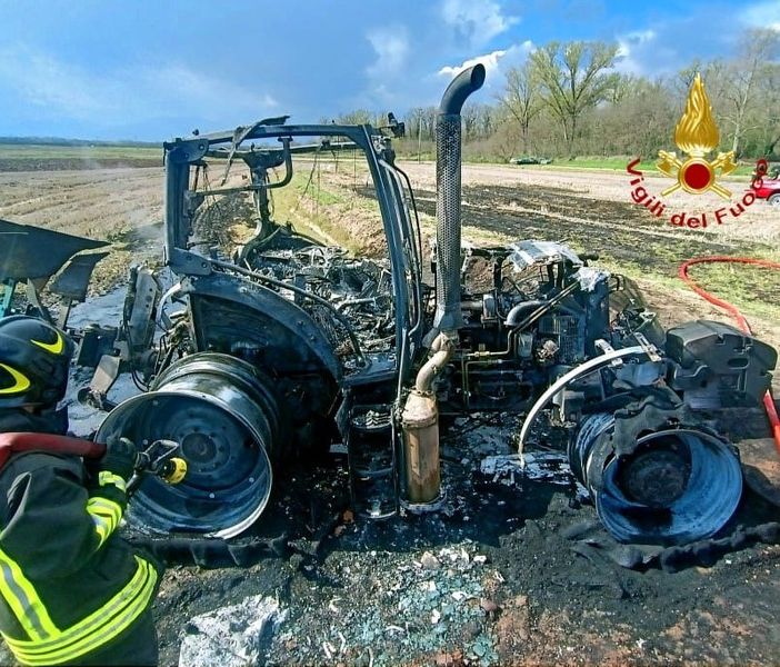 Vercellese: a fuoco un mezzo agricolo, le fiamme rischiano di estendersi alla risaia