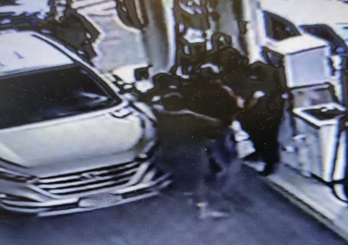 Varese, lite dal benzinaio per dieci euro finisce a botte: gestore al pronto soccorso