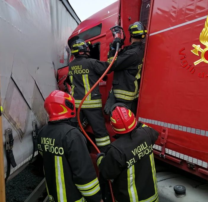 Scontro tra tre mezzi pesanti: autisti feriti e autostrada A4 chiusa in direzione Milano