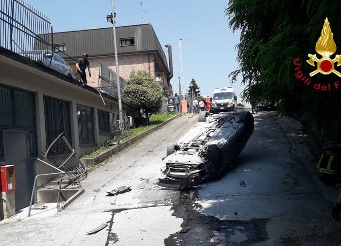 Sbaglia a posteggiare, sfonda la recinzione e vola in strada: paura a Mariano Comense