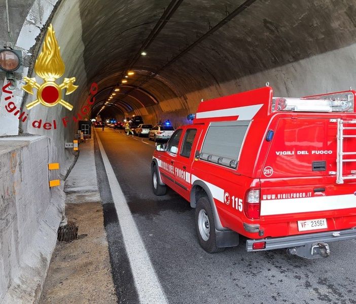 Scontro tra sette auto in galleria in A9, donna incinta portata al pronto soccorso