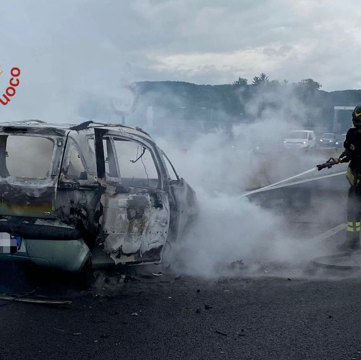 FOTO. Auto prende fuoco sull'A9: passeggeri e conducente abbandonano il veicolo in tempo