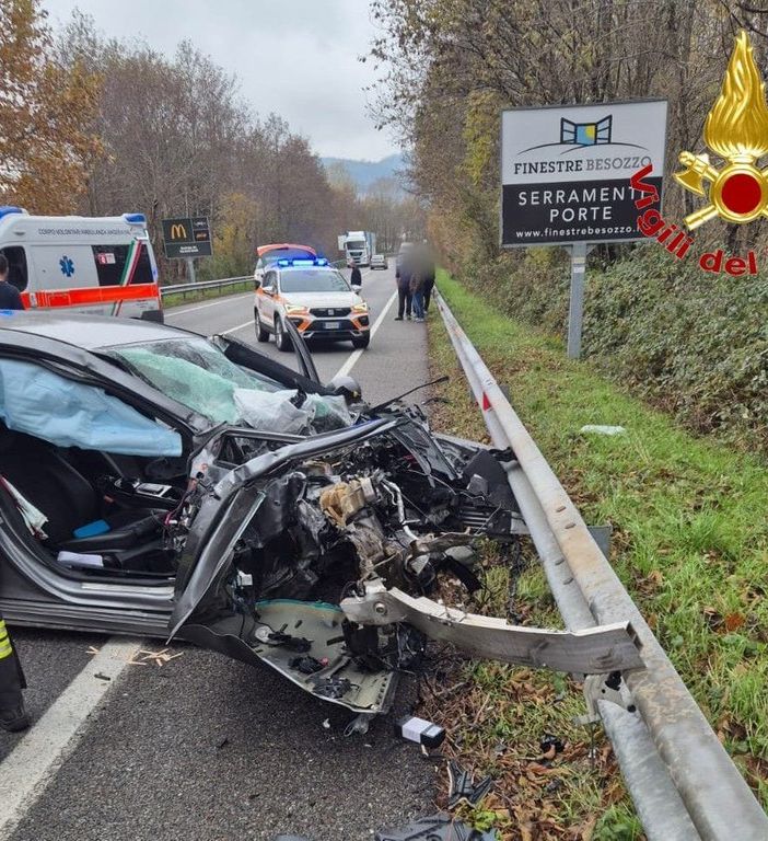 Scontro fra tre auto nel Varesotto, quattro persone ferite: due ragazzi in gravi condizioni