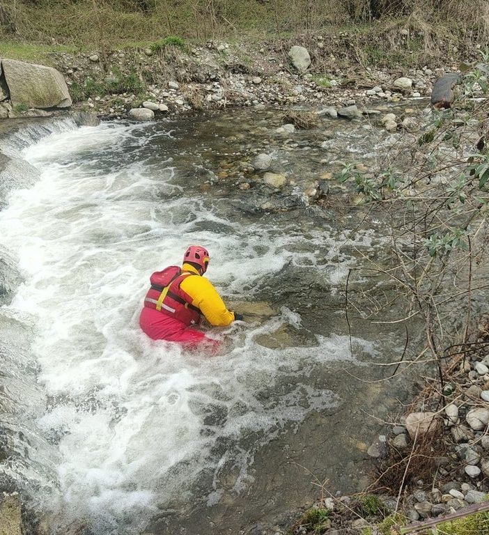 FOTO. L'argine cede e rischia di precipitare nel canale: disperso il cane che era con lui