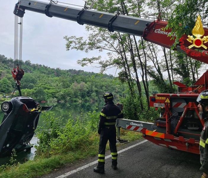 Somma Lombardo: esce di strada e finisce nel fiume. Recuperato dai vigili del fuoco