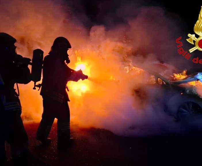 FOTO. Incidente sull'A9: auto prende fuoco dopo lo schianto
