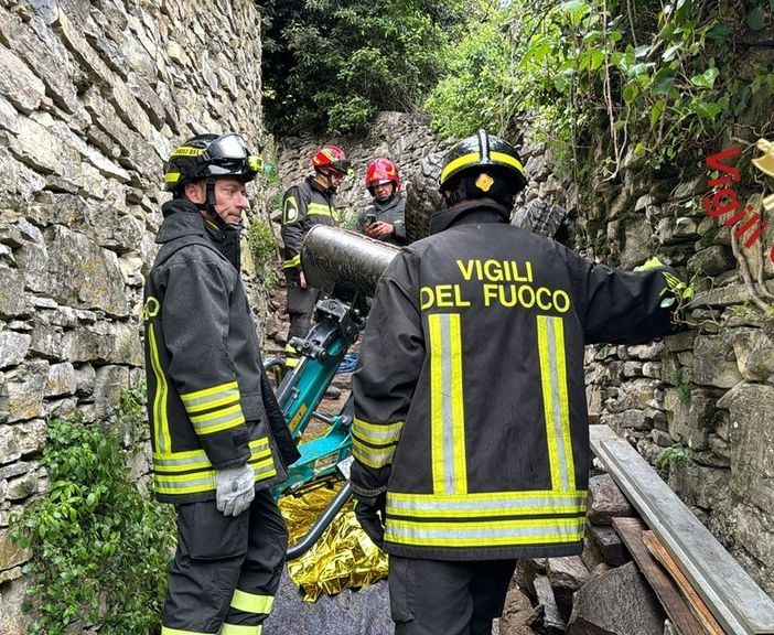 Si continua a morire sul lavoro: 39enne perde la vita schiacciato dall'escavatore nel Comasco