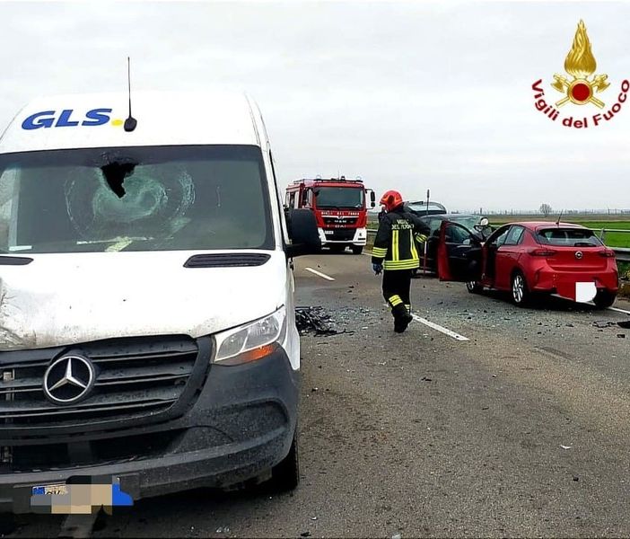 Due morti, auto devastate e feriti intrappolati tra le lamiere: dramma sulle strade vercellesi