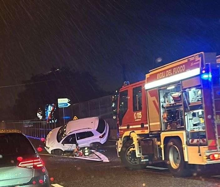 Auto si ribalta sulla superstrada di Malpensa: paura per tre persone
