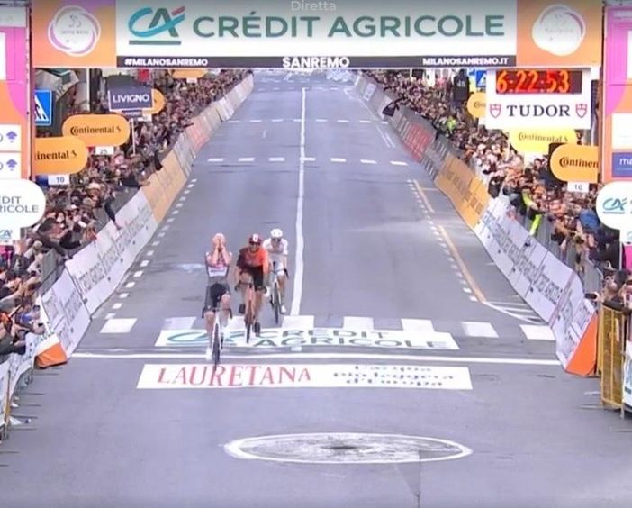 Il &quot;contropiede&quot; di Van Der Poel firma una Sanremo d'autore. Ganna eroico secondo. Il varesino Turconi in fuga per 200 km