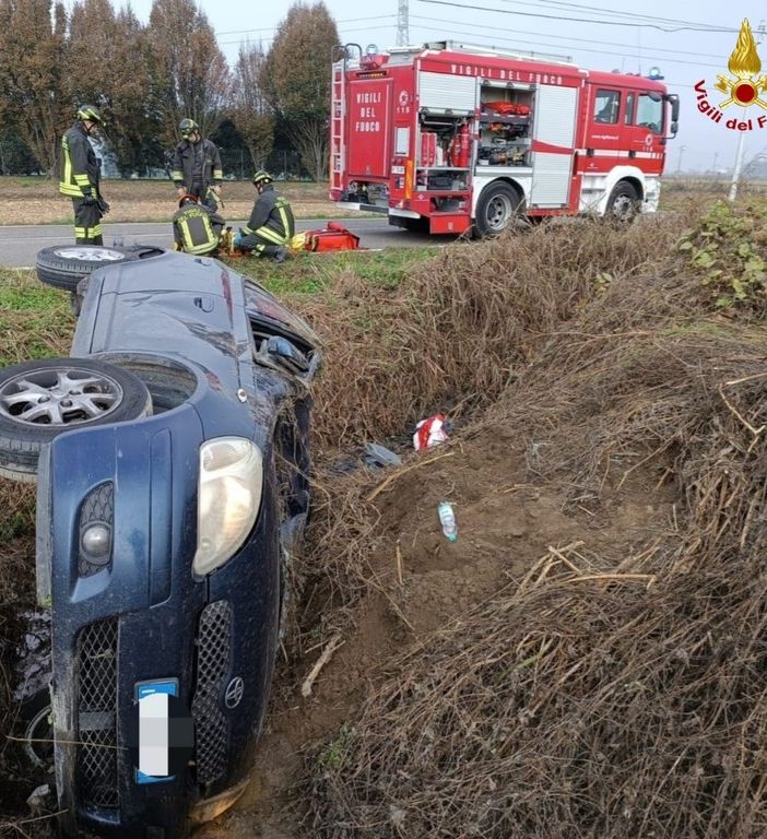 Auto fuori strada alla periferia di BorgoVercelli: un ferito