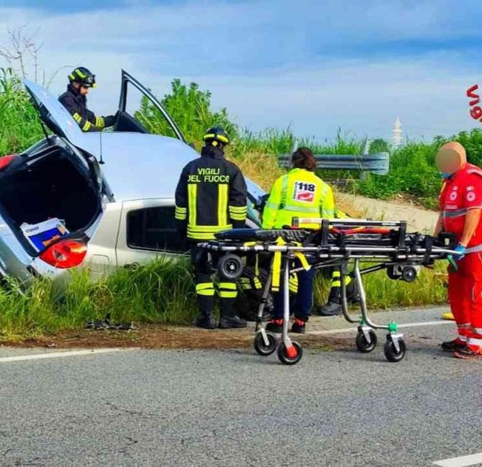 Vercellese, auto fuori strada: ferito il conducente