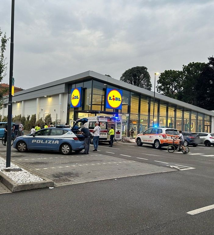 Rissa nel parcheggio della Lidl a Busto: un uomo finisce a terra privo di sensi