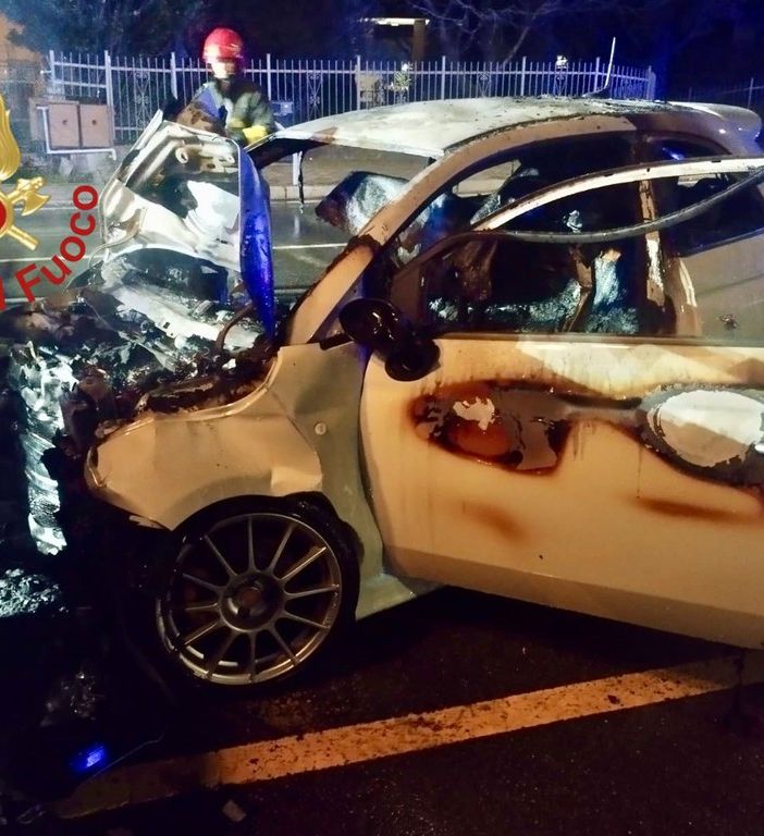 Auto si schianta contro il muro e prende fuoco: paura per tre ragazzi in provincia di Como