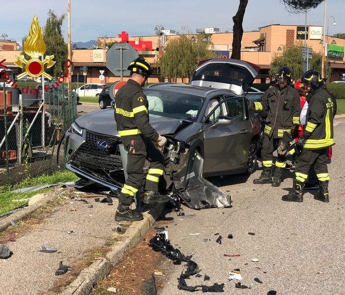 Violento schianto tra due auto nel Comasco: due automobilisti portati in ospedale