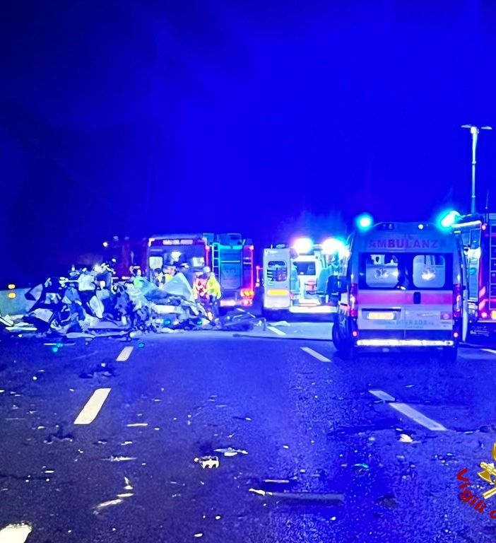 Milano, furgone contromano in autostrada: un ferito grave. Il conducente scappa nei campi