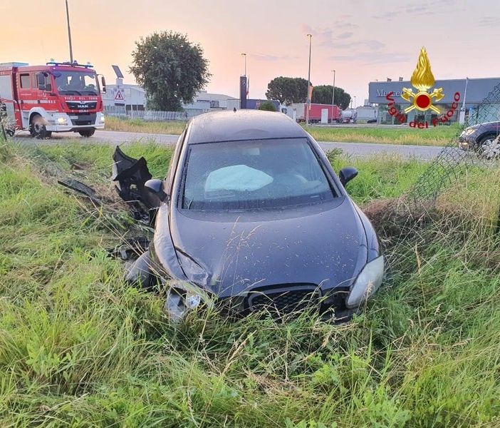 Vercelli, fuori strada con l'auto: conducente in ospedale