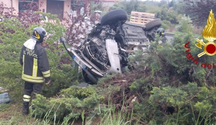 FOTO. Ragazza al volante perde il controllo dell'auto e si ribalta fuori strada: paura nel Comasco