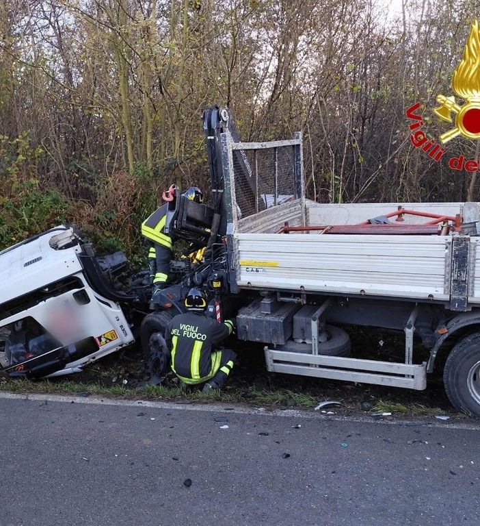 Incidente a Venegono Superiore, scontro tra un'auto e un camion: muore ragazzo di 20 anni
