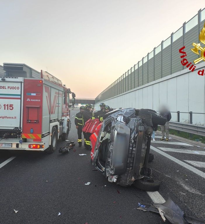 Carambola in A9, auto si ribalta: donna estratta dalle lamiere dai vigili del fuoco