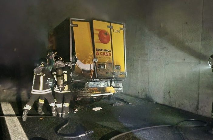 FOTO. Furgone in fiamme sotto il viadotto in Autolaghi: illeso il conducente