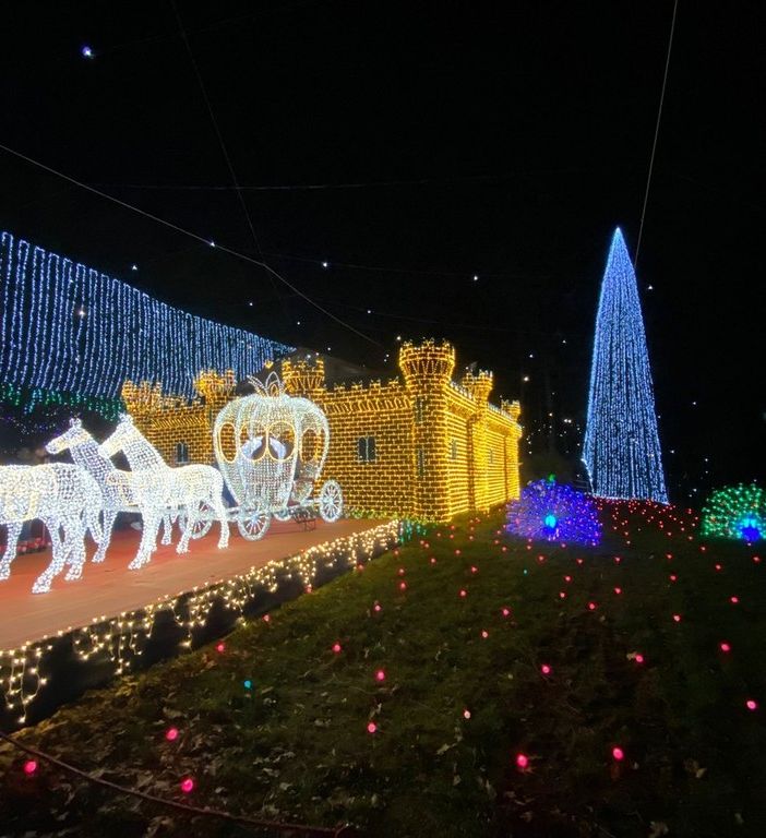 FOTO. Si alza il sipario sulle Lucine di Leggiuno: settecentomila led e una magia unica per un Natale spettacolare