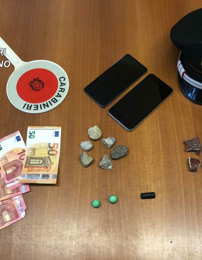 Lacchiarella: tenta truffa dello specchietto a una pensionata, ma viene controllato dai Carabinieri mentre attende il denaro, 19enne arrestato