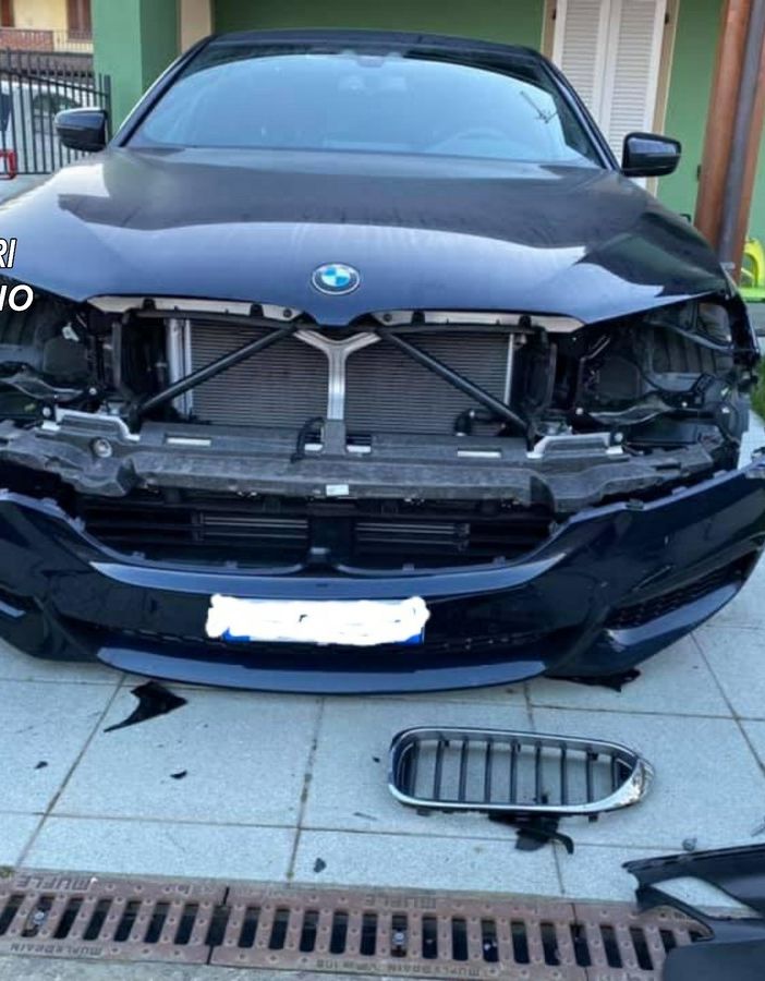 Rubavano su auto di elevato valore e spedivano la merce su autobus di linea, fermate cinque persone